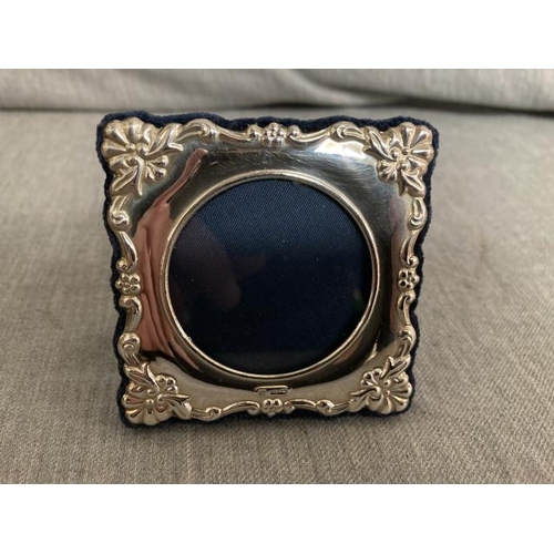 256 - 925 silver photograph frame (6.5cm square)