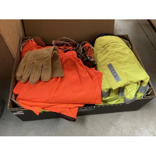 386 - Portwest Hi-Viz jacket size medium, 5 Hi-Viz vests, Workwear reflective size L joggers, suede gloves... 