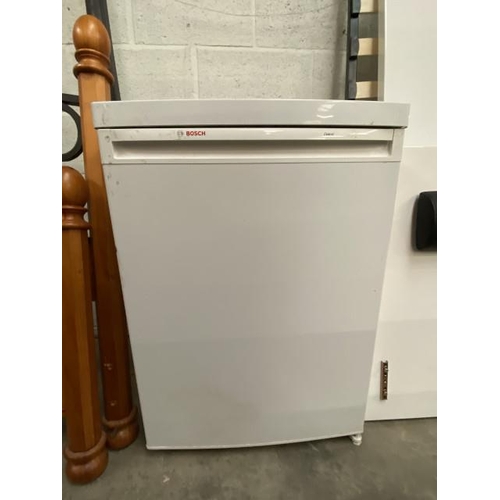 4 - Bosch undercounter freezer 85H 60W 60D