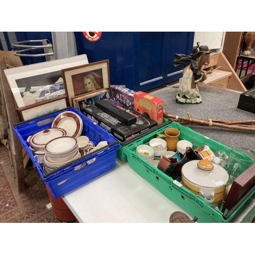 411 - Tray of Alfred Meakin dinner wares, tray containing 10 Royal Worcester Evesham dishes, Midwinter ser... 