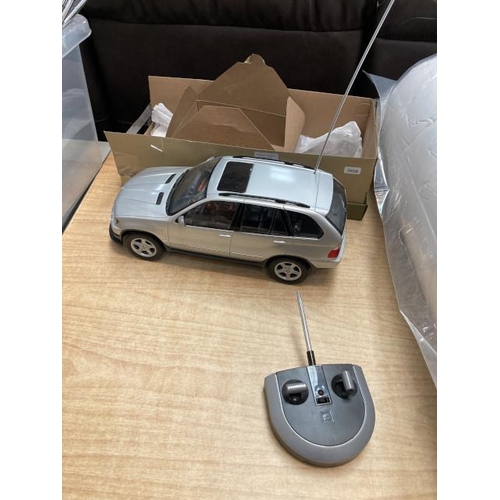 427 - Dickie model.40006 remote control BMW X5 with controller & mains charger