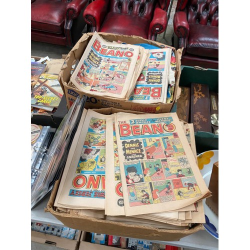 413 - 2 boxes of Beano comics from 1980s, box of Commando & Starblazer magazines, Dr Who paperbacks, mantl... 