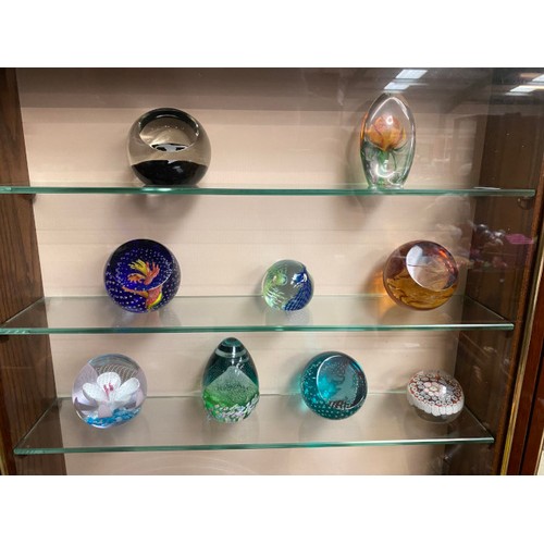 326 - 24 glass paperweights inc. 19 Caithness 'Inspirations', 'Shades of summer', 'Alpine Peak', 'Sweet Co... 