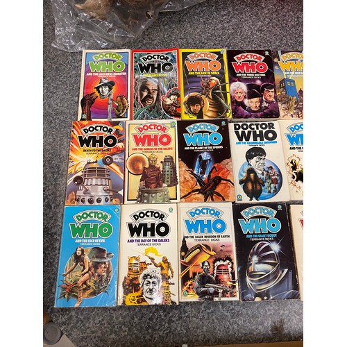 413 - 2 boxes of Beano comics from 1980s, box of Commando & Starblazer magazines, Dr Who paperbacks, mantl... 