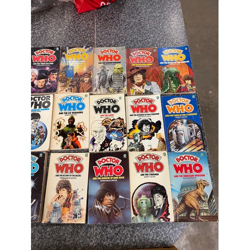 413 - 2 boxes of Beano comics from 1980s, box of Commando & Starblazer magazines, Dr Who paperbacks, mantl... 