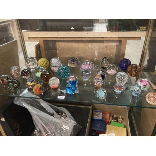 440 - 30 glass paperweights inc. Cumbria Crystal, Mdina, Caithness 