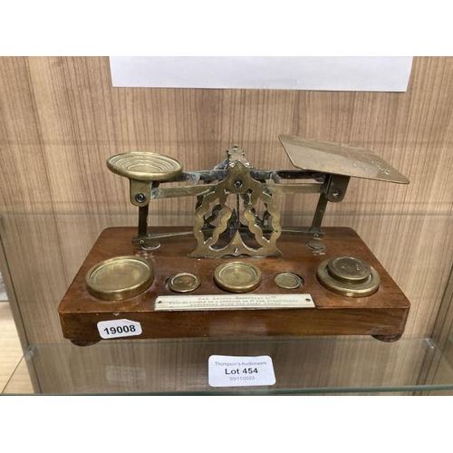 454 - 19th century brass postal scales with 6 brass weights on mahogany base