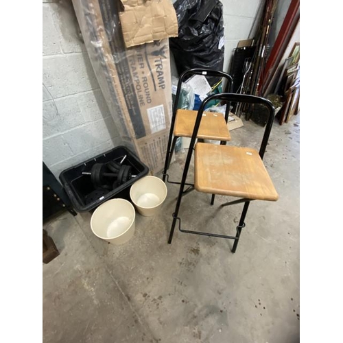 96 - Pair of folding bar stools, 2 dumbbells with 2kg & 2.5kg weights and 2 cream ceramic planters