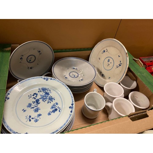 425 - 2 boxes containing 8 pieces of New Hall porcelain c.1800 pattern No.415, blue & white tea bowls, Chi... 