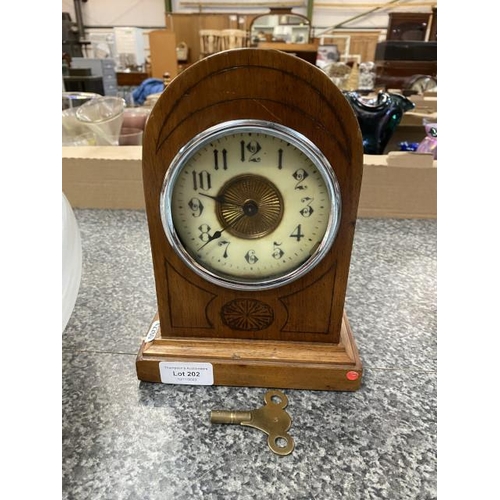 202 - Edwardian oak cased mantle clock 22cm