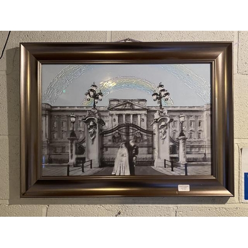 237 - Framed 3D effect print of Buckingham Palace 73x53cm