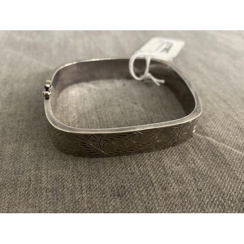 276 - 925 silver hinged hoop bangle