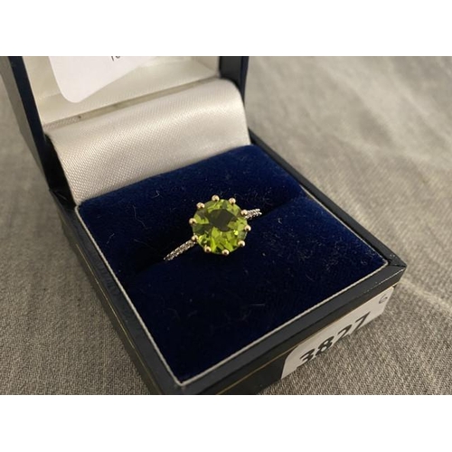 311 - 9ct gold peridot set ring (size Q)