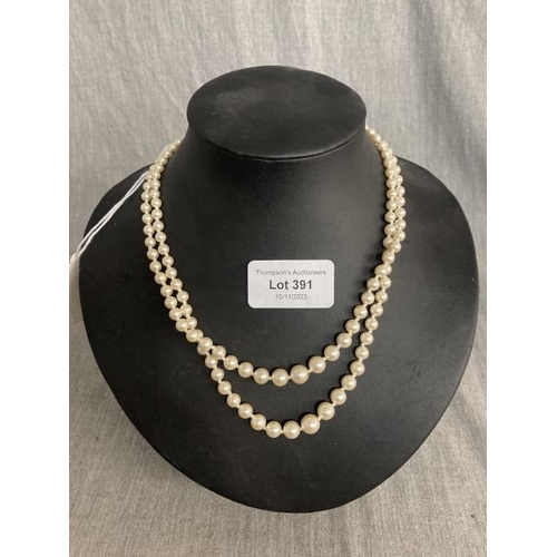 391 - Silver clasped pearl beads