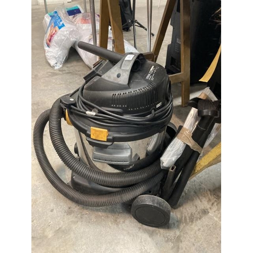 468 - Titan TTB430 wet/dry vac with bags and accessories