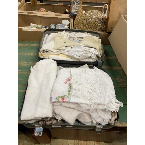 490 - Suitcase of vintage linen including table linen