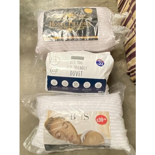 155 - 13.5 tog king size duvet, pair of hollow fibre hotel pillows and a pair of hotel quality deluxe boun... 