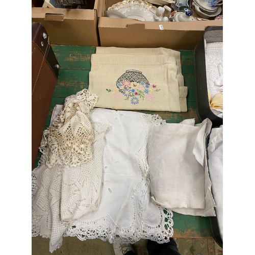 490 - Suitcase of vintage linen including table linen