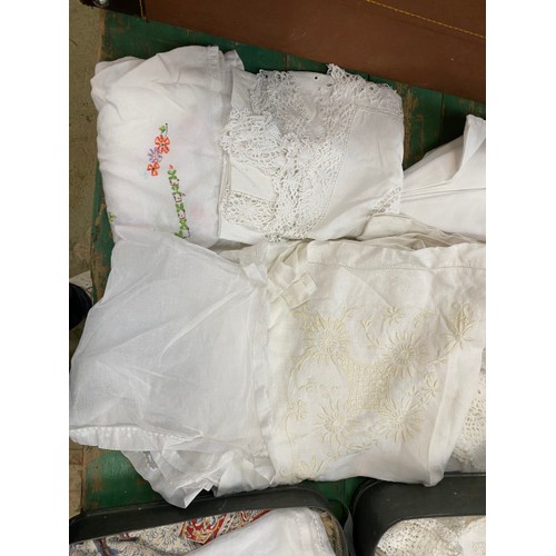 490 - Suitcase of vintage linen including table linen