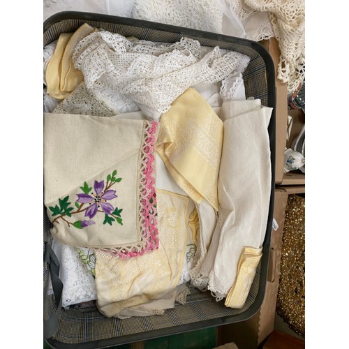 490 - Suitcase of vintage linen including table linen