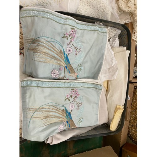 490 - Suitcase of vintage linen including table linen