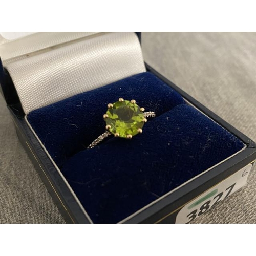 260 - 9ct gold peridot set ring (size Q)