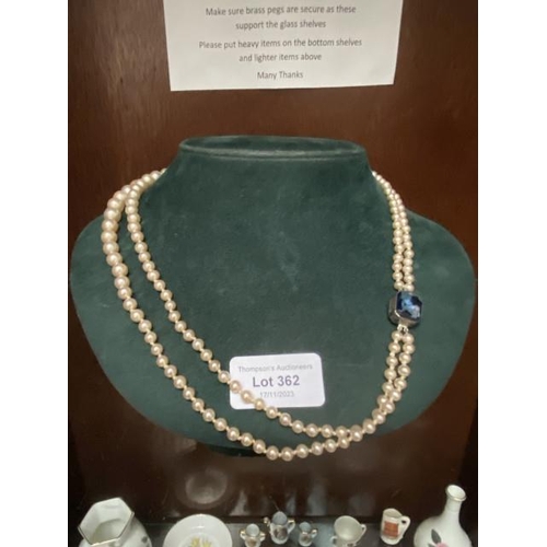 362 - Silver clasped blue stone set pearl necklace