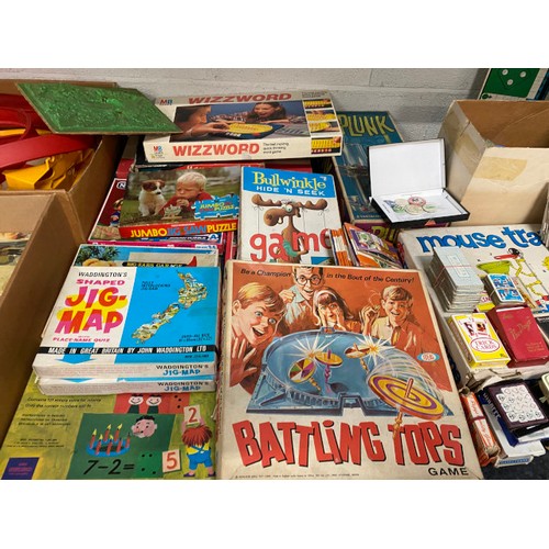 343 - Collection of playworn vintage games and puzzles including Bullwinkle, Hide n' Seek, Battling Tops, ... 