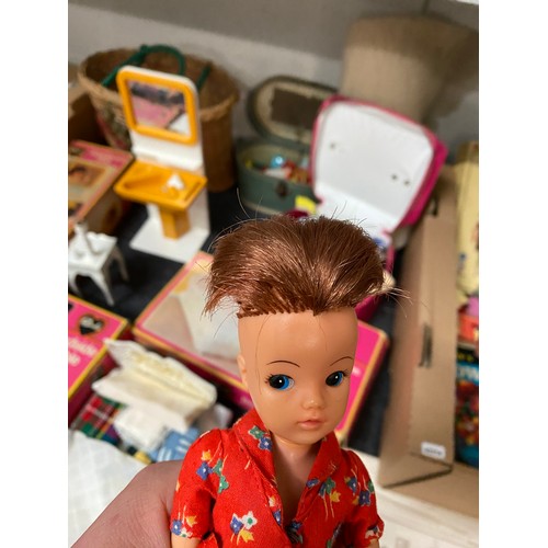 342 - Collection of playworn Sindy including 2 dolls, boxed washbasin unit, boxed bed and bedclothes, boxe... 