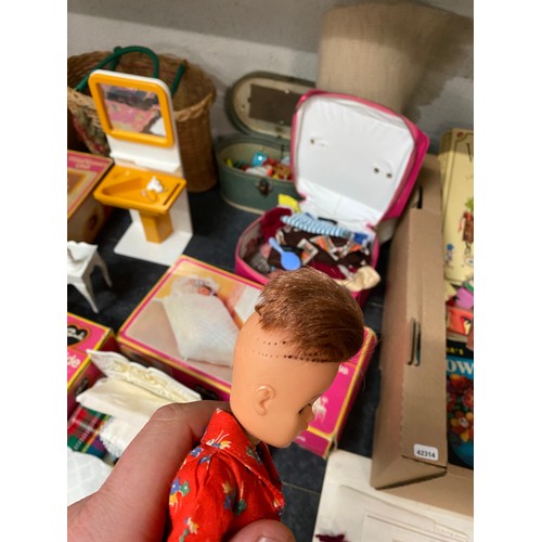 342 - Collection of playworn Sindy including 2 dolls, boxed washbasin unit, boxed bed and bedclothes, boxe... 