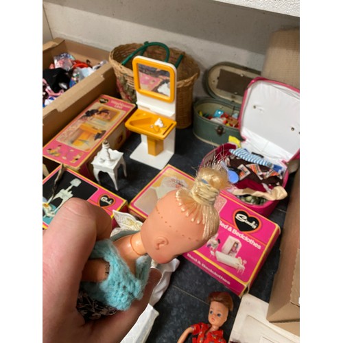 342 - Collection of playworn Sindy including 2 dolls, boxed washbasin unit, boxed bed and bedclothes, boxe... 