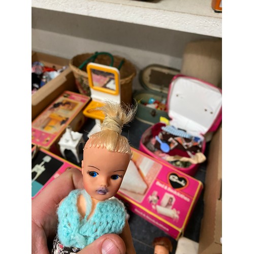 342 - Collection of playworn Sindy including 2 dolls, boxed washbasin unit, boxed bed and bedclothes, boxe... 