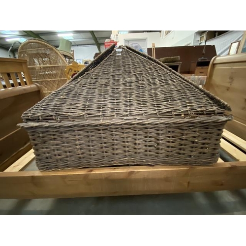 101 - Rattan pigeon loft 67H 90W 90D