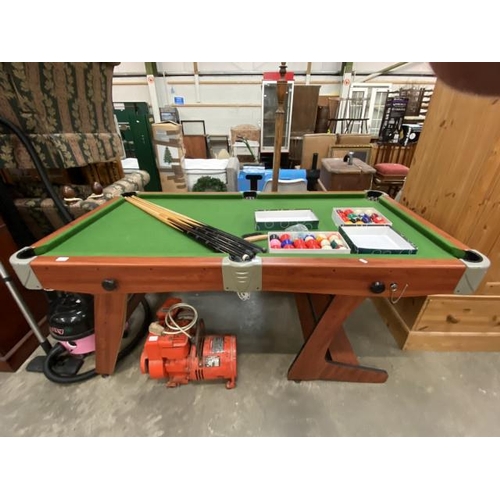 125 - Pool/snooker table with 5 cues, snooker and pool balls, chalk etc 80H 183W 95D