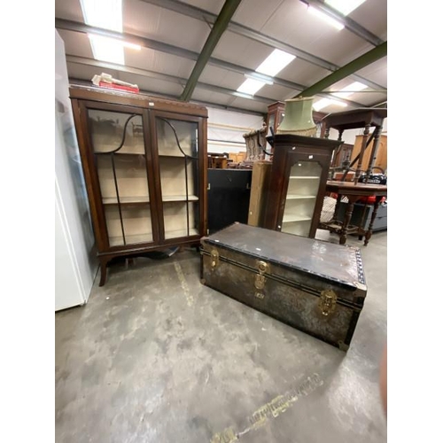 144 - Edwardian oak display cabinet 131H 77W 28D and a vintage steamer trunk 35H 91W 51D