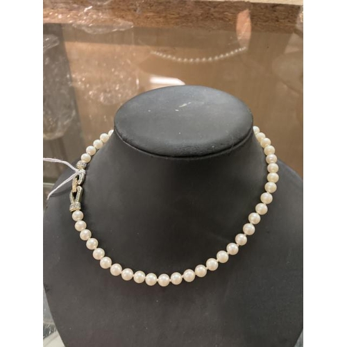 421 - Simulated pearl necklace with decorative clasp