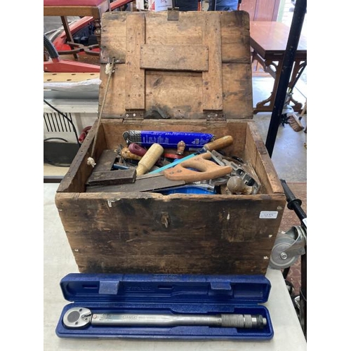 475 - Vintage wooden tool box containing workshop tools, Spear & Jackson saw, planes, hand drill etc and a... 