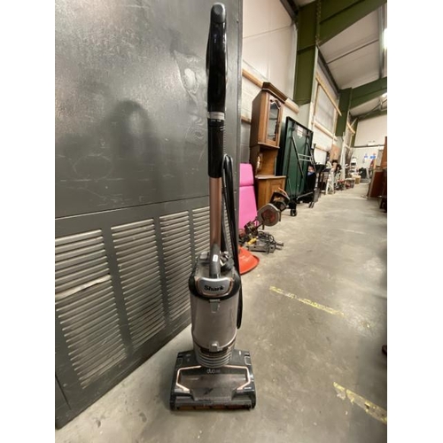 56 - Shark NV700UKT31 lift away vacuum 
broken lead