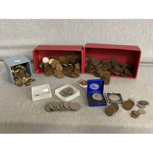 238 - Tray of mixed coins inc. crowns, approx. 94 Elizabeth II 3 pence pieces, farthings, one penny's (var... 