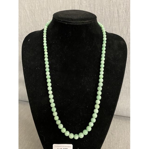 239 - Vintage green jade bead necklace with 9ct gold clasp