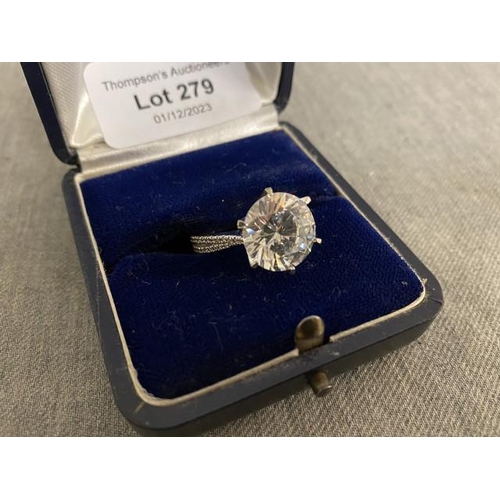 279 - 9ct white gold solitaire ring 7.6g (size Q)