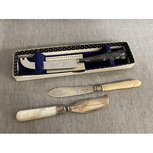 295 - Boxed Harrison Brothers, Sheffield silver handled cake slice & 2 silver butter knives (Mark Willis, ... 