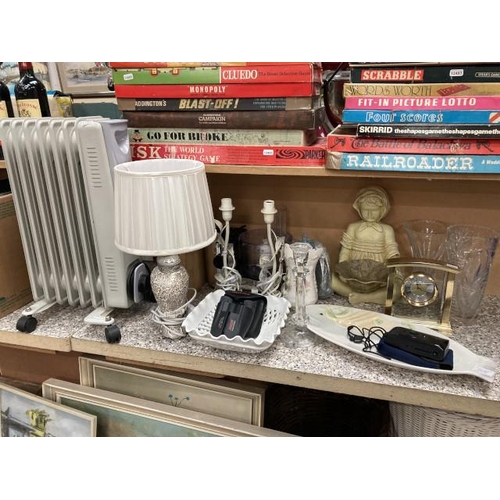 401 - Daewoo oil filled radiator, mosaic style based table lamp, fish platter, cased Praktica 12x25 binocu... 