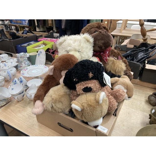 439 - Box of soft toys including Cuddles Time dog Max, Bear Necessities bear, Bearington Collection bear, ... 