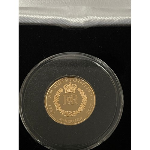 68 - “Harrington & Byrne” 2017 Sapphire Jubilee Gold Proof Sovereign 
Metal: 22 carat gold
year of Issue:... 