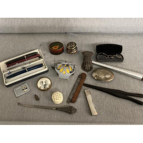 202 - Tray of collectables inc. ring sizer, AA car badge, pill box, silver handled button hook, paper clip... 