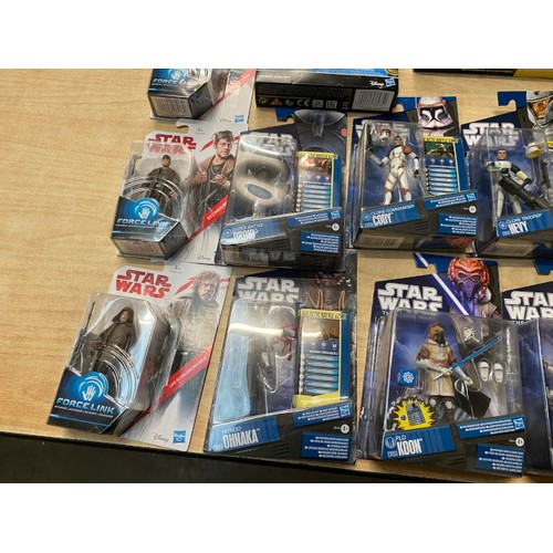 281 - 22 boxed and sealed Hasbro Star Wars figures including CW38 Clone Commander JET, CW53 PLO KOON, CW19... 