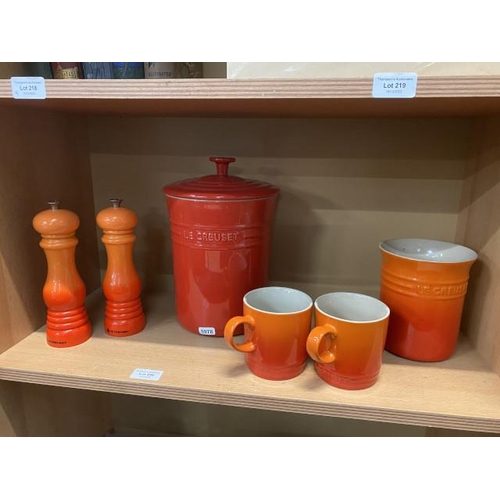 220 - 6 pieces of Le Creuset(Cherry red storage jar, two volcanic mugs, volcanic utensil holder & volcanic... 