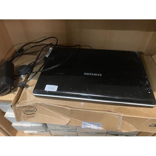 223 - Samsung NP-R519 laptop with charger no battery