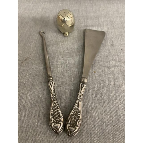 270 - William Devenport, Birmingham silver handled shoe horn with matching button hook & white metal/ cont... 